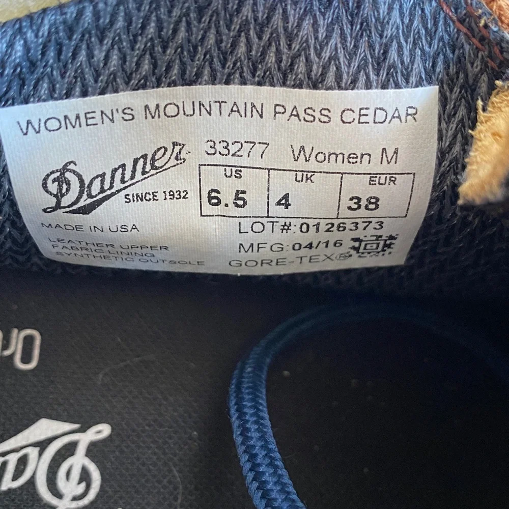 Danner Mountain Pass Cedar Cognac Leather Boots Blue Laces 33277